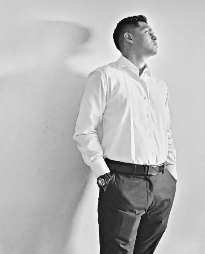 Retrato en blanco y negro con perfil lateral